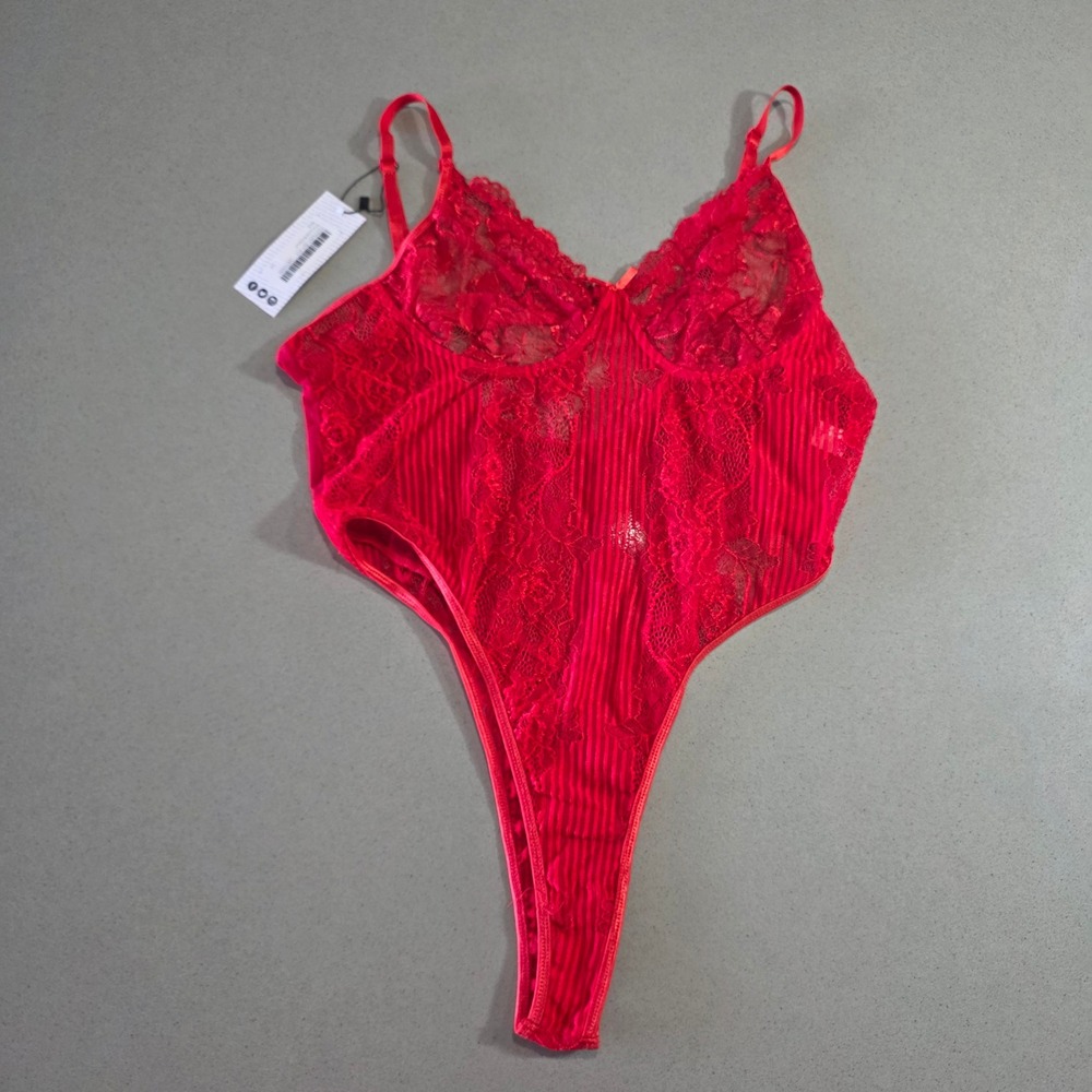 Boohoo Plus Lace Bodysuit Red Floral Stripe PZZ75497-157-351 Size 24 NEW
